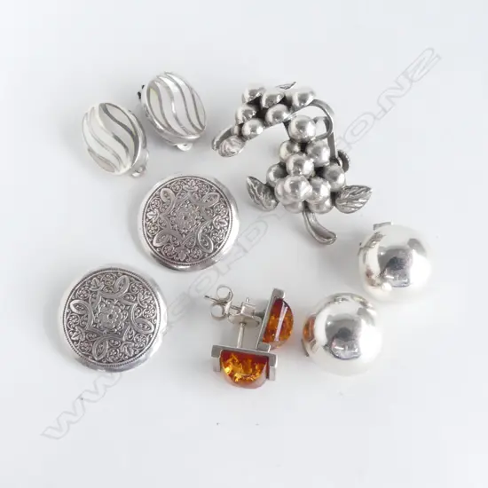 5 PAIRS SILVER EARRINGS: Grape bunch. Amber. Engraved. MOP. Dome