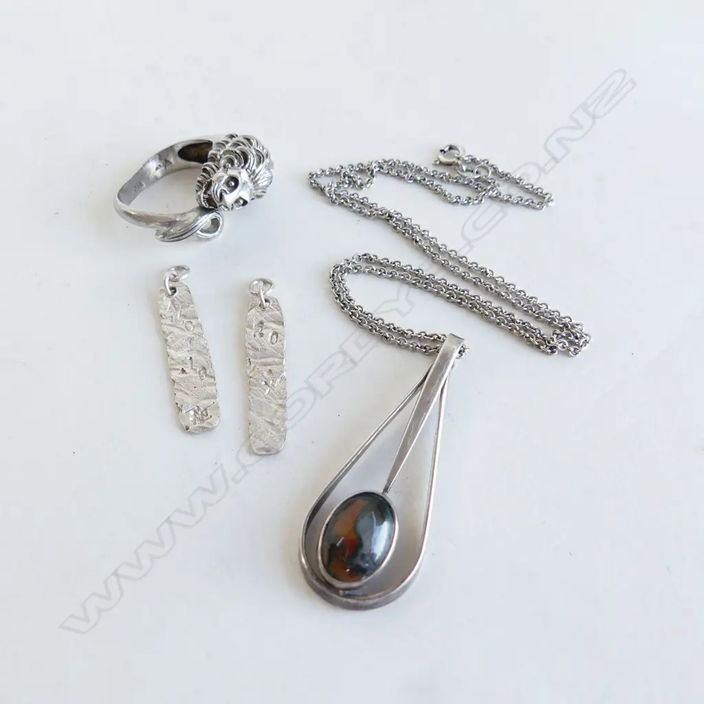 3 PCES SILVER JEWELLERY; LION RING, PENDANT, DECORATIVE EARRINGS Image 1++