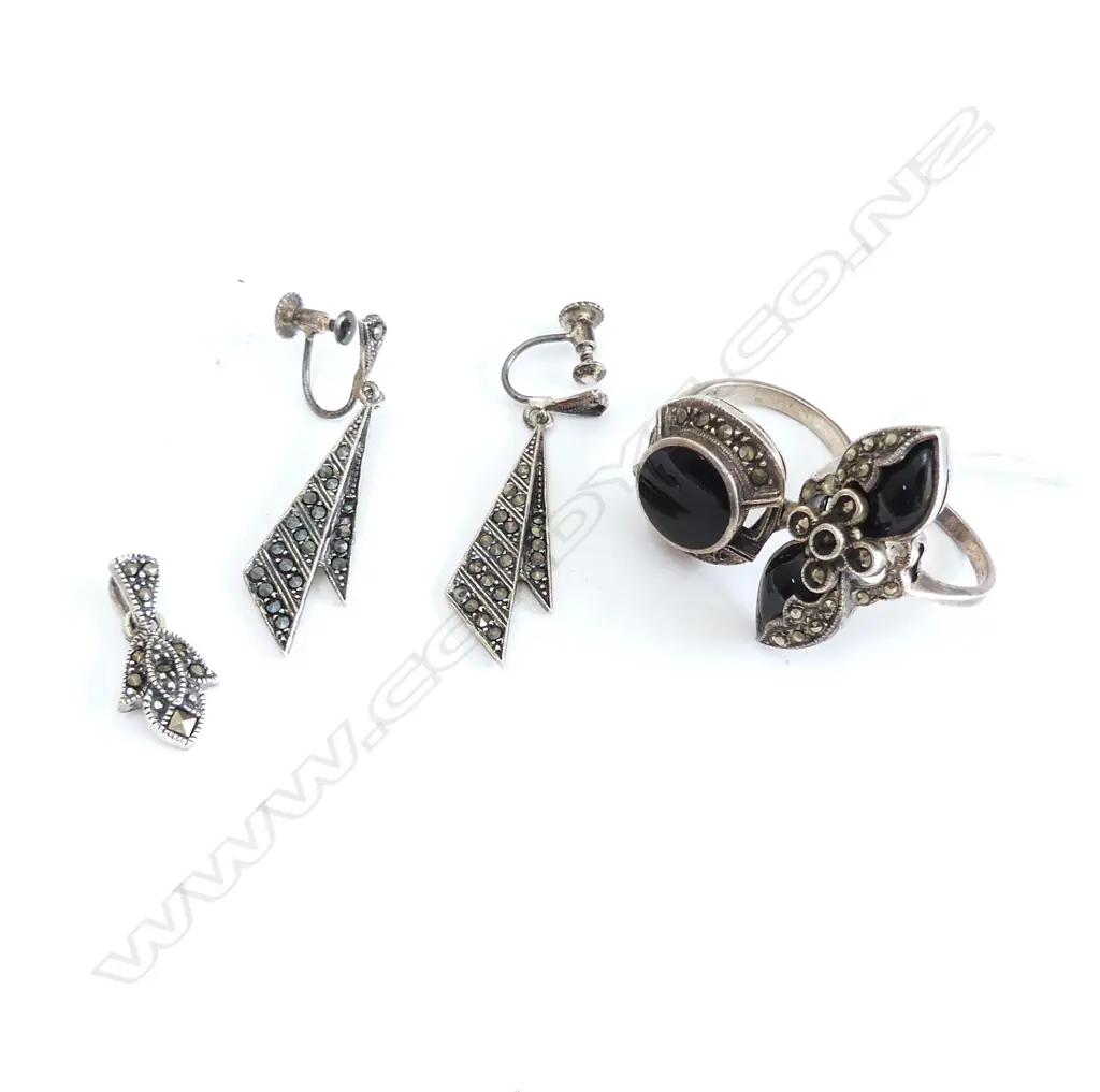5 ASST STG SILVER JEWELLERY w. ONYX etc; 18.87 grams Image 1++