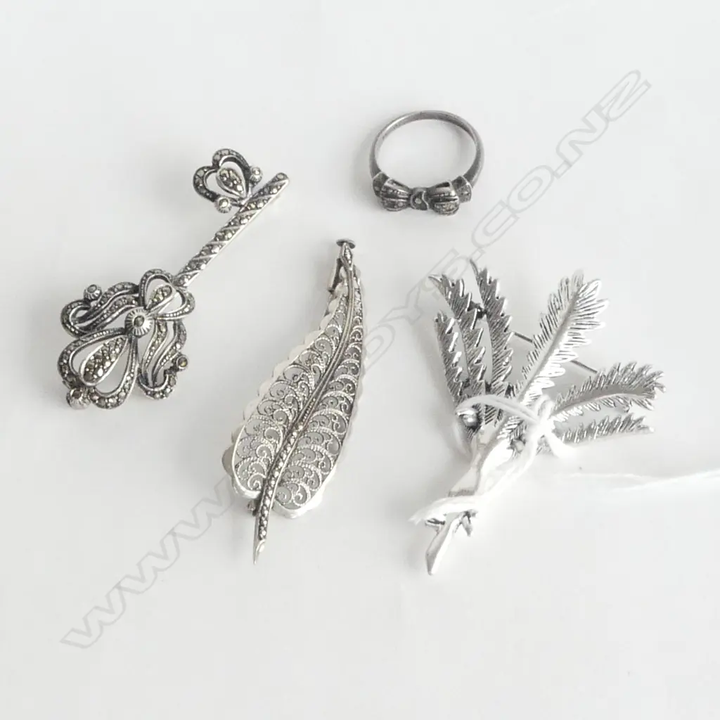 4 SILVER JEWELS: 3 BROOCHES incls. nikau + marcasite + filigree leaf + marcasite ring  Image 1++