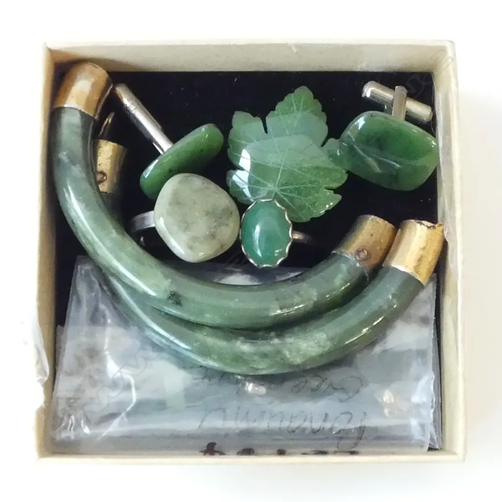 COLLECTION OF GREENSTONE JEWLERY & AF JADE BANGLE Image 1++