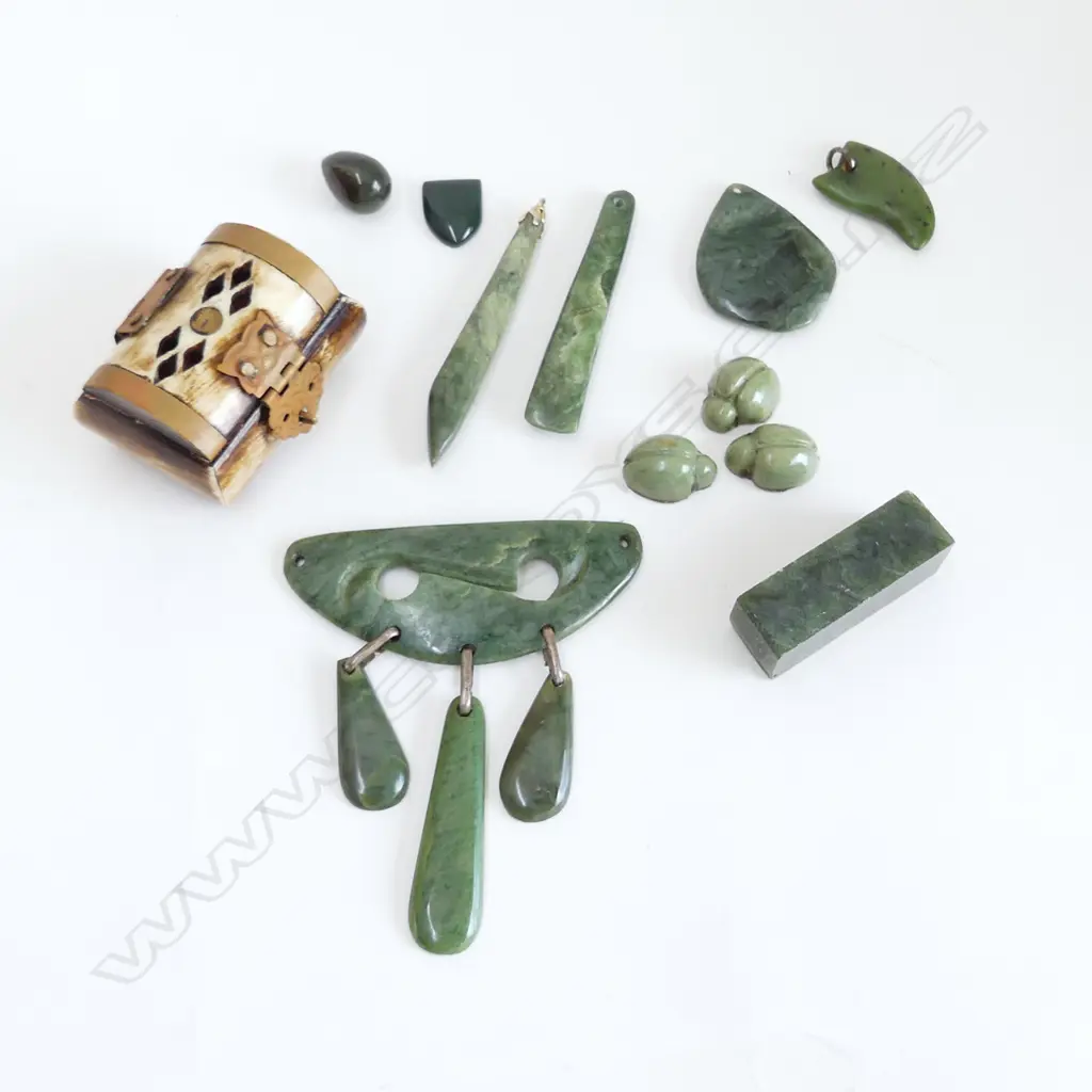 ASST. GREENSTONE / POUNAMU + BONE BOX W.50mm Image 1++