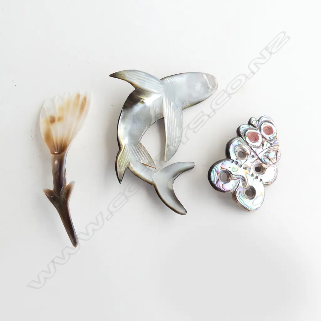TWO MOP BROOCH w. PAUA HEI TIKI BROOCH L.45mm Image 1++