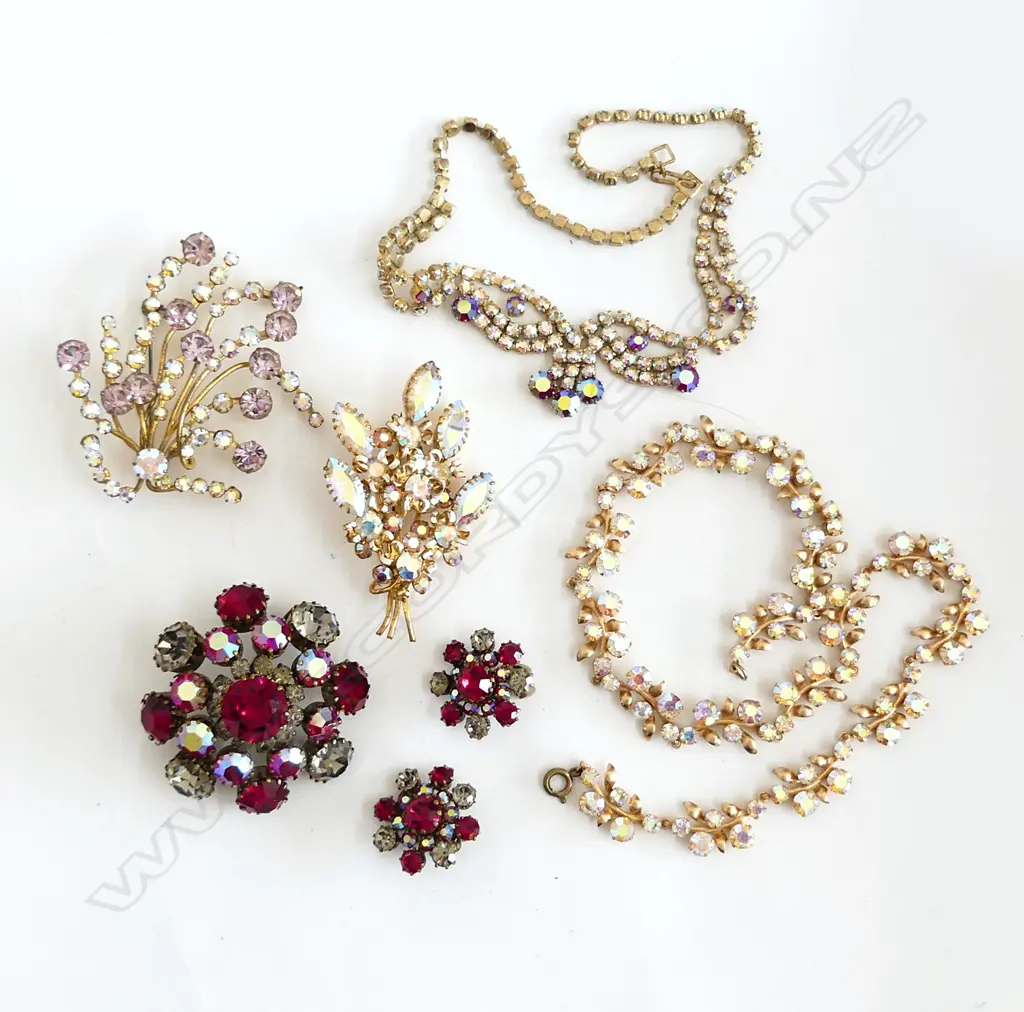 7 PCES DIAMANTE JEWELLERY; 2 NECKLACES, 3 BROOCHES, PR EARRINGS Image 1++