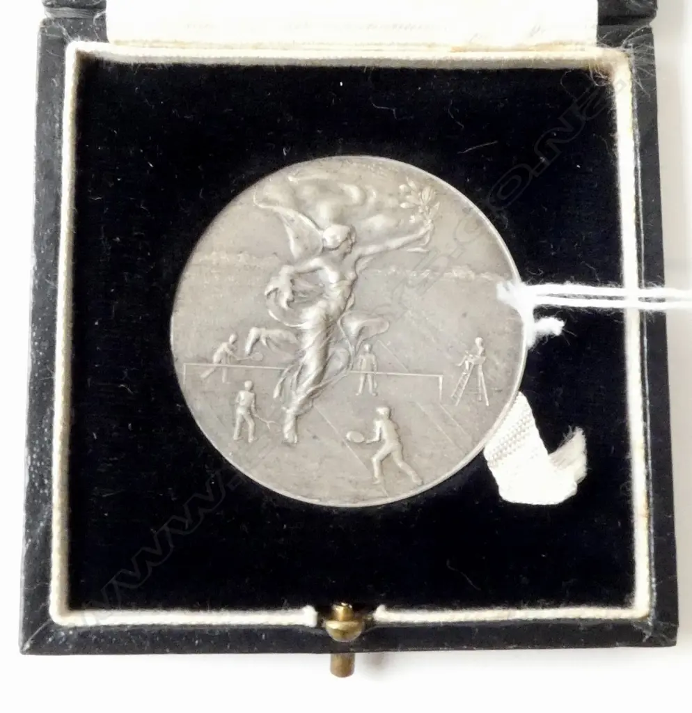 SILVER PRESENTATION TENNIS MEDALLION  not presented engraving. Cased.25.5gms Birmingham Image 1++