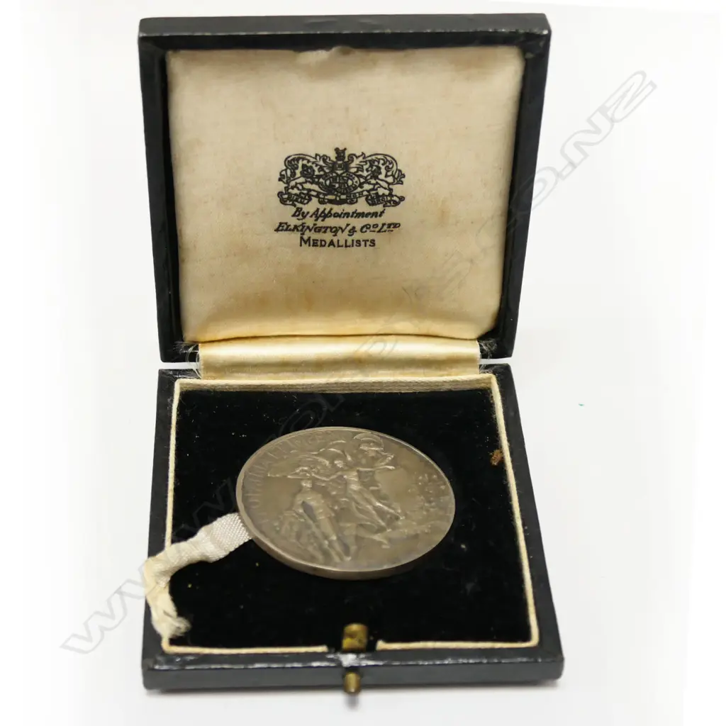 SILVER PRESENTAION MEDALLION 'PRO PATRIA ET IMPERIO' with soldier. no presentation engraving. Cased.24.5gms Birmingham Image 1++