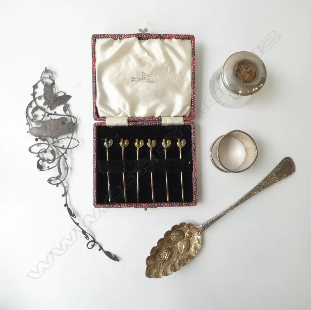 5 PCES SILVER; BERRY SPOON, NAPKIN RING, 6 COCKTAIL STICKS, SCRAP PIECE 94 grms + CONTAINER Image 1++