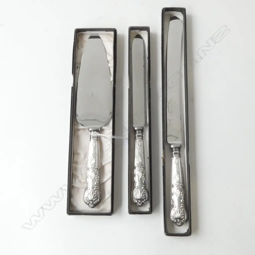 STG SILVER HANDLED KINGS PATTERN CAKE KNIFE, CAKE SLICE, & BREAD KNIFE SHEFFIELD 1962 (BOXED & UNUSED), L.250MM-310MM Image 1++