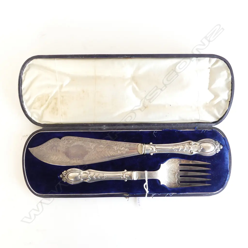 ANTIQUE EP FISH SERVERS, CASED Image 1++
