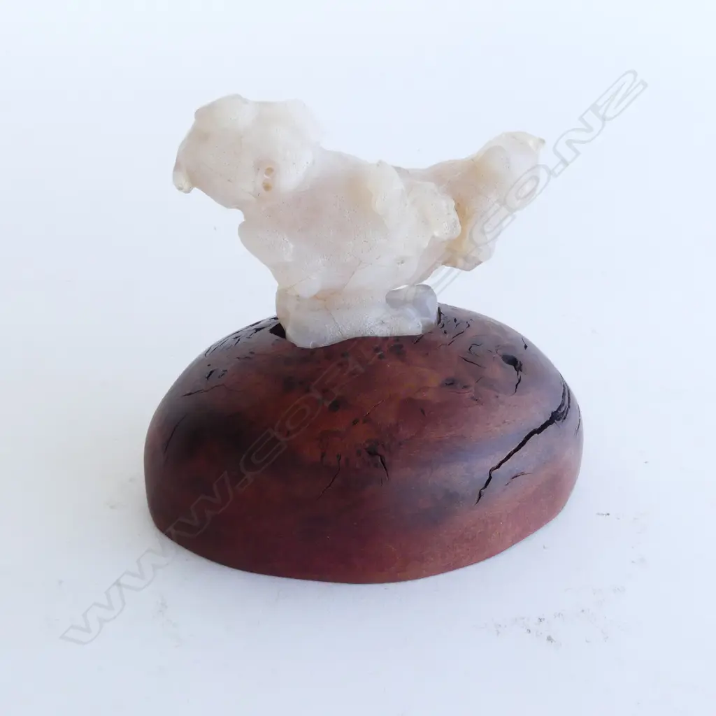 PALE AGATE NATURAL PIECE SCHOLARS ROCK weathered bird form in burr wood stand ex. Gobi desert. L.110mm Image 1++