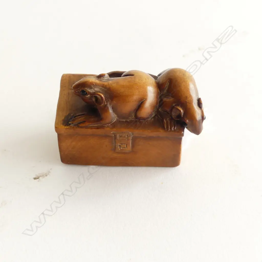 JAPANESE CARVED BOXWOOD NETSUKE AS a trunk with 2 rats on top Image 1++