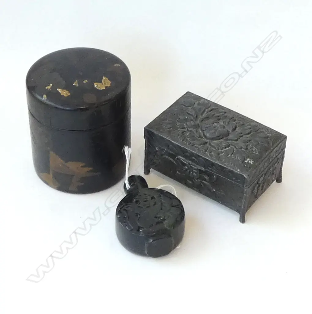 3 ORIENTAL PCES; 2 LIDDED CONTAINERS + SNUFF BOTTLE H.70mm Image 1++
