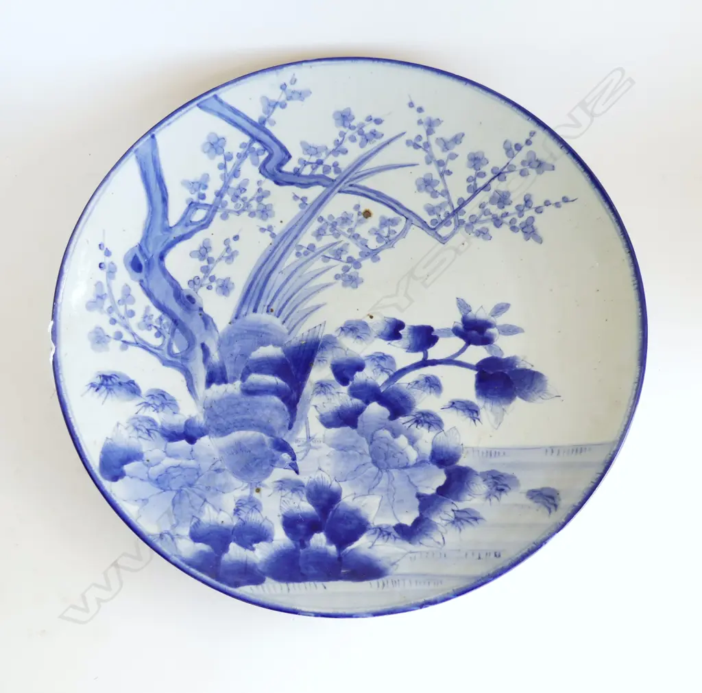 LATE 19thC JAPANESE BL/WH CHARGER BIRD AMONGST FOLIAGE, Dia 465mm Image 1++
