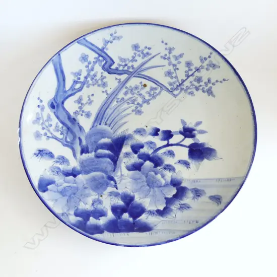 LATE 19thC JAPANESE BL/WH CHARGER BIRD AMONGST FOLIAGE, Dia 465mm