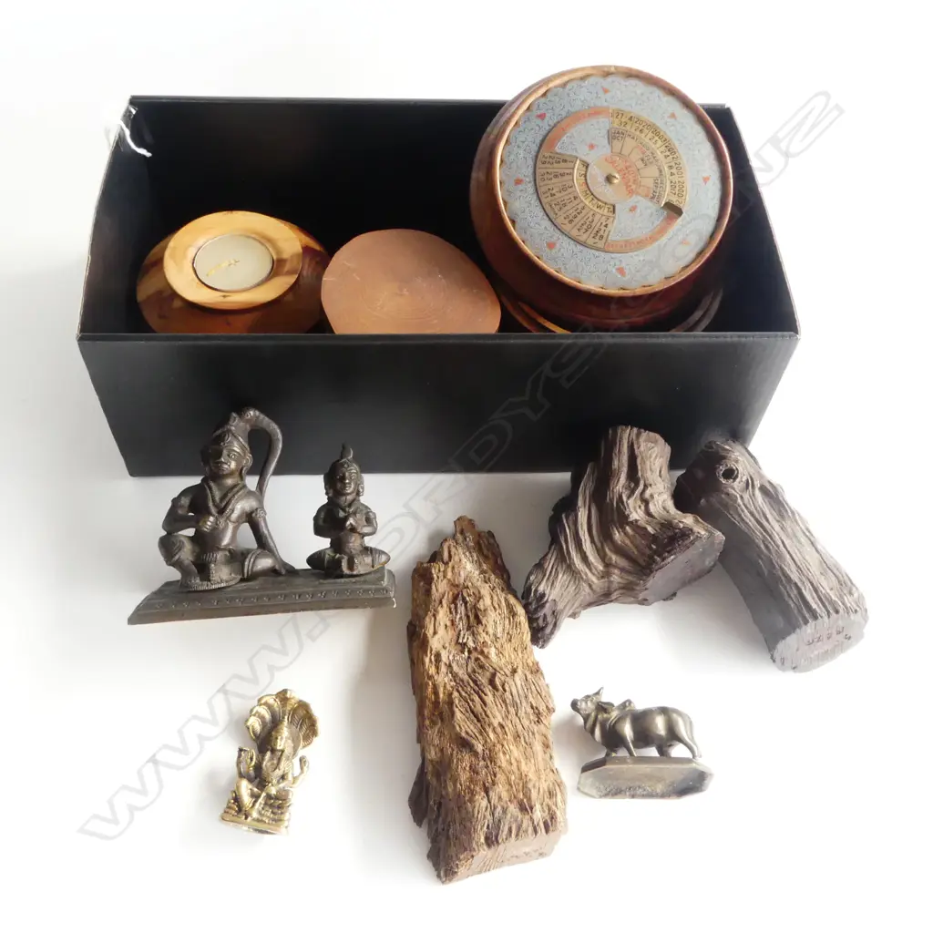 SMALL BOX WITH 6 WOODEN PC & 3 INDIAN SMALL BRONZES L110 LONGEST Image 1++