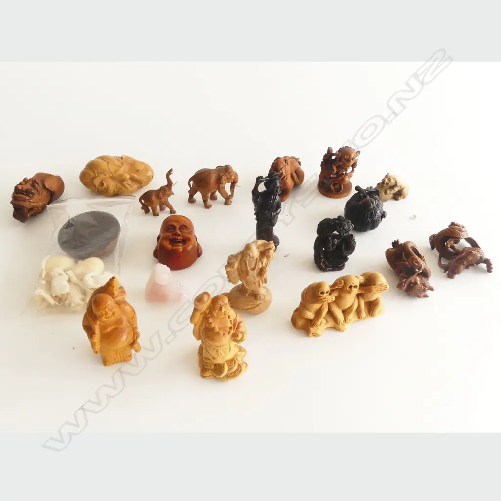 COLLECTION OF 10 WOOD CARVED NETSUKE  7 SMALL WOOD CARVINGS  & BAG OF MINITURE IVORY PCS Image 1++