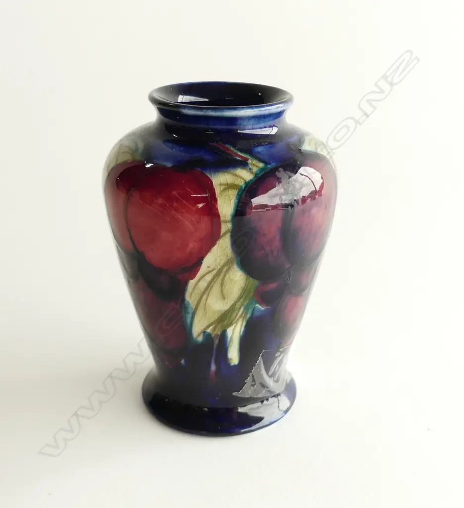 SMALL MOORCROFT LEAF & BERRY VASE H. 95mm Image 1++