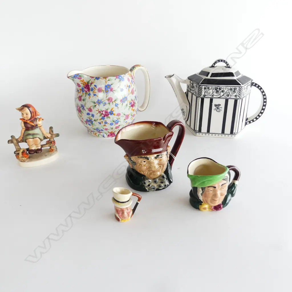 6 PCES CHINA; R. DOULTON TEAPOT, CHINTZ JUG, 3 TOBY JUGS, HUMMEL FIGURINE H.95mm Image 1++