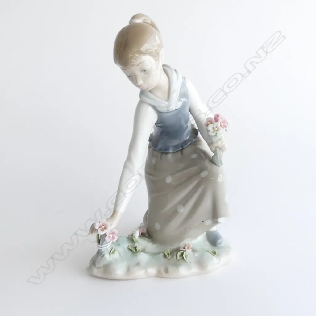 LLADRO FIGURINE; GIRL PICKING FLOWERS H.210mm Image 1++