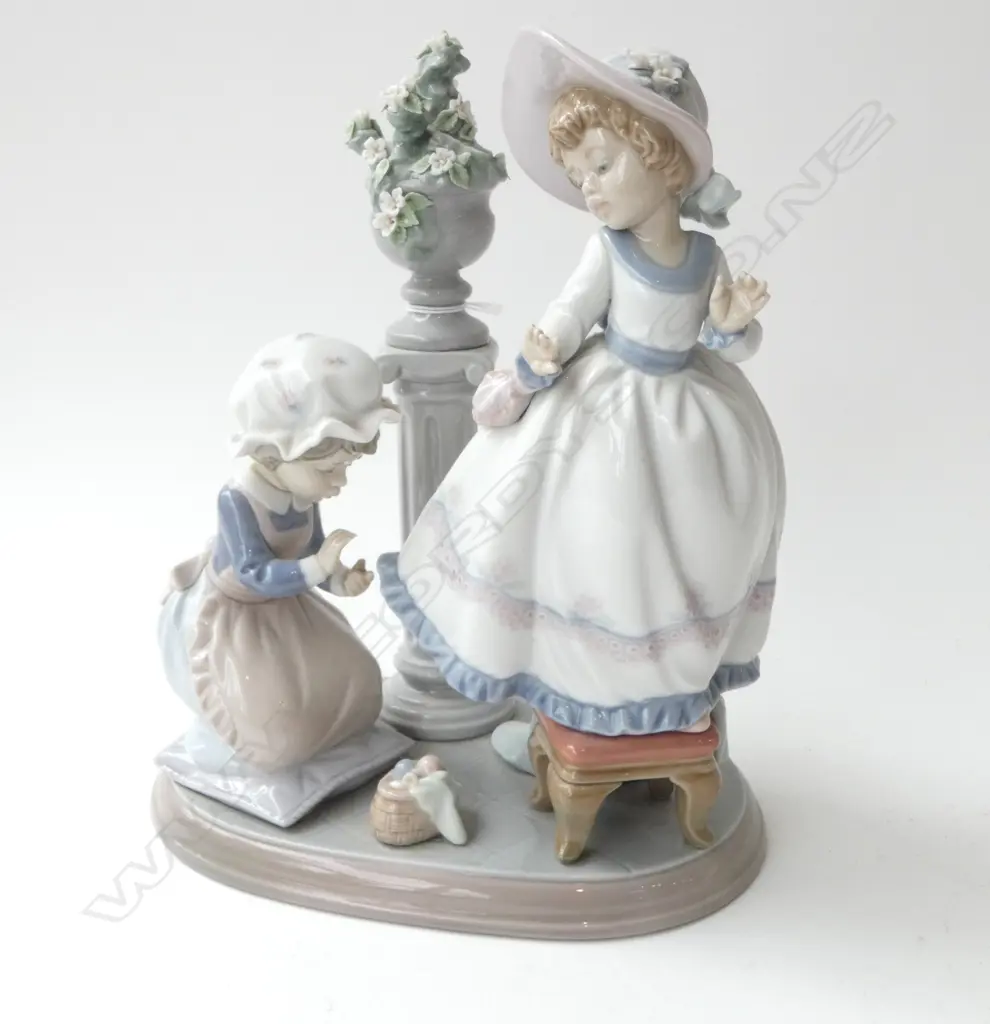 LLADRO #5344 'A STITCH IN TIME' FIGURINE H.240mm Image 1++