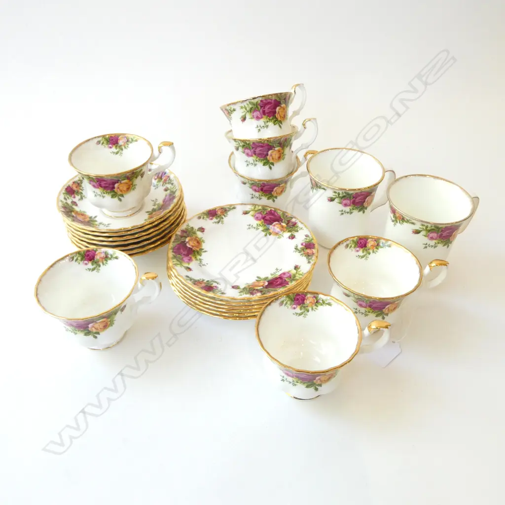 21 PCES RA OLD COUNTRY ROSES INCL CUPS/MUGS/PLATES & SAUCERS Image 1++