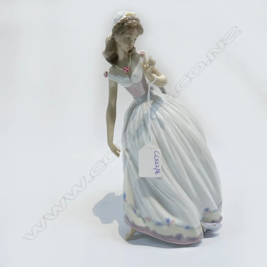 LLADRO #5957 'THE GLASS SLIPPER' H.260mm Image 1++