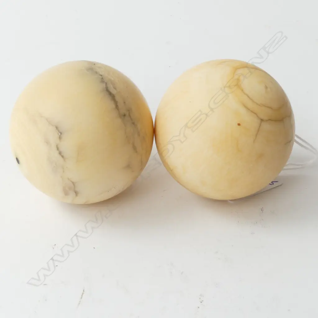 TWO ANTIQUE SOLID IVORY BALLS, D.50MM Image 1++