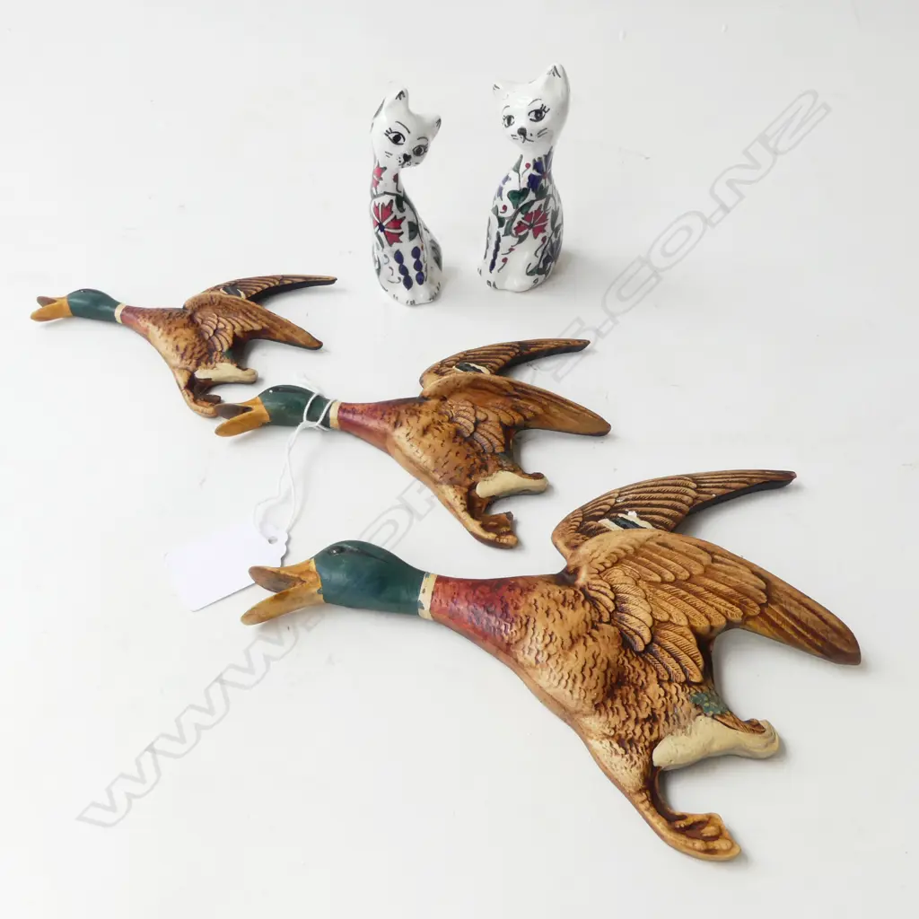 3 GRADUATED HANGING WALL DUCKS w. 2 CAT ORNAMENTS Image 1++