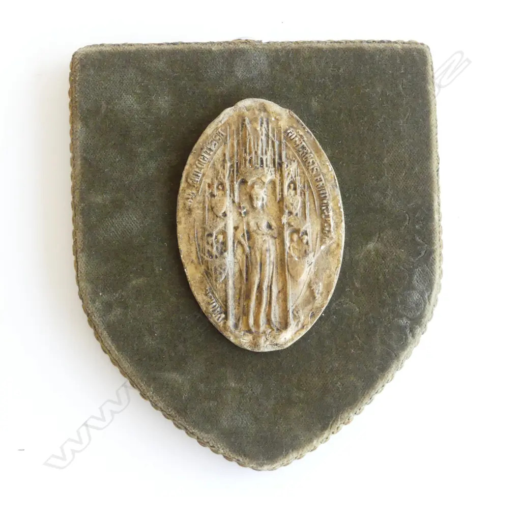 ENGLISH PLASTER CAST PLAQUE from an ancient plaque. On velvet shield wall panel. H.145mm. Image 1++