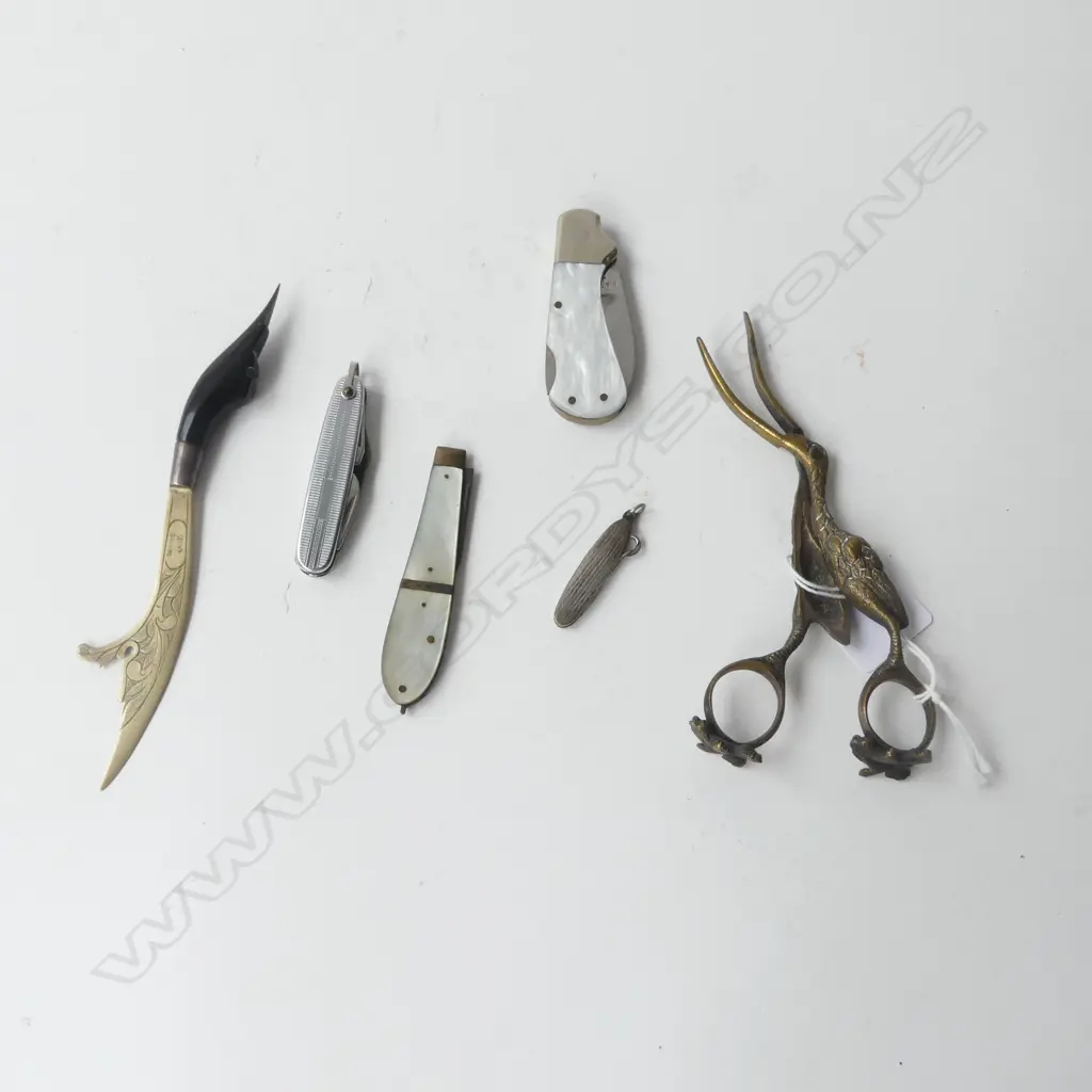4 POCKET KNIVES + PAPER KNIFE & NOVELTY SCISSORS Image 1++