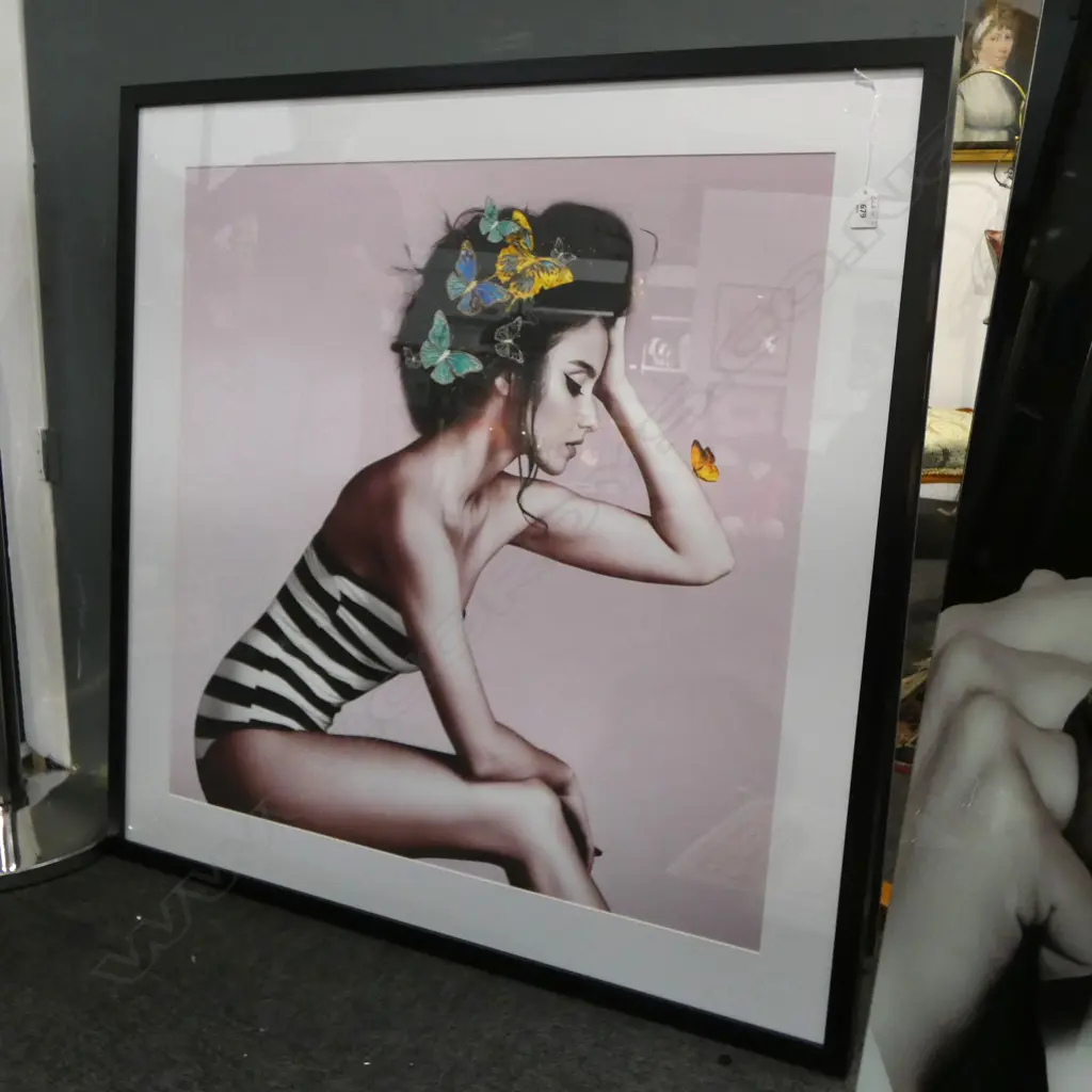 LG PRINT; WOMAN w. BUTTERFLIES 800x800mm Image 1++