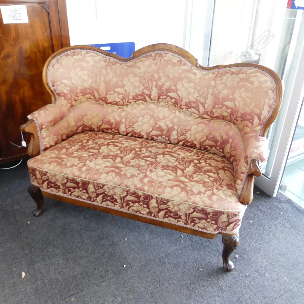 VICTORIAN SHAPED BACK UPHOLSTERED SOFA 1420x700x1020mm Image 1++
