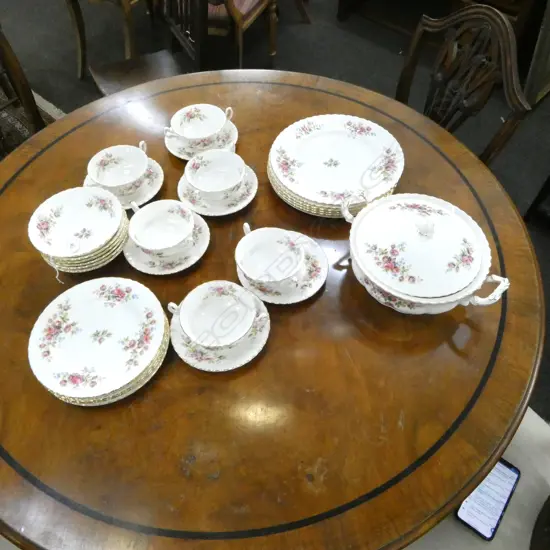 32PC ROYAL ALBERT ‘MOSS ROSE’ DINNER SET EXCELLENT CONDITION : 6 DINNER PLATES, 6 LUNCH PLATES, 6 DESSERT BOWLS, 6 SOUP 