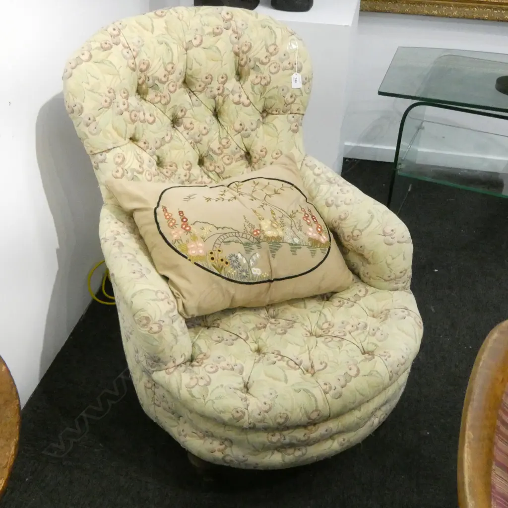 BUTTON BACK ARMCHAIR + CUSHION Image 1++