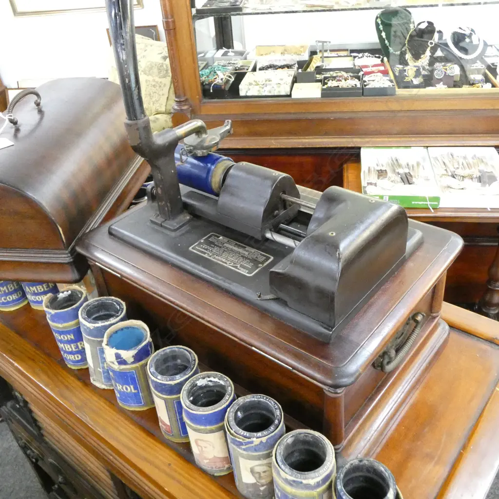 EDISON CONCERT PHONOGRAPH w. EDISON CYLINDERS; Cased in mahogany, H.1000mm Image 1++