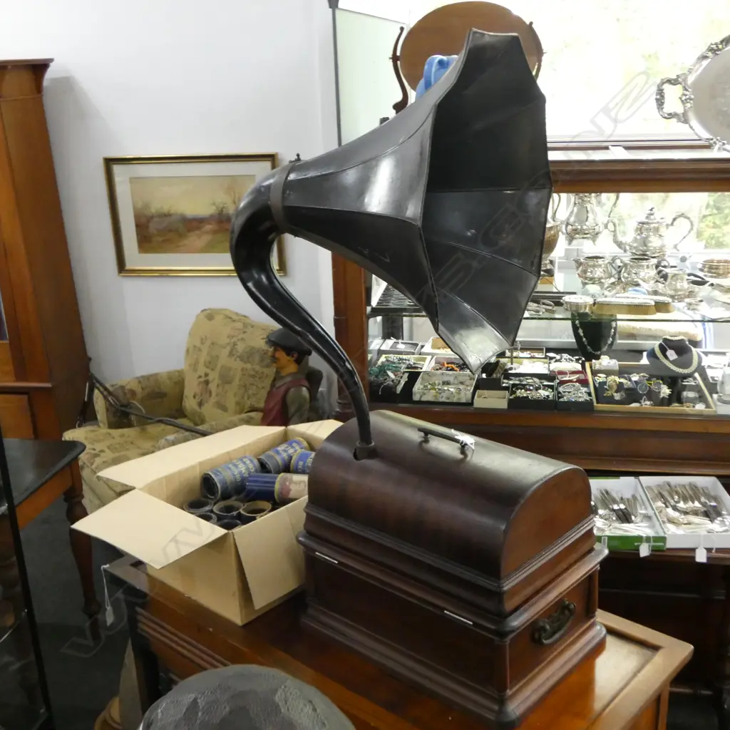 EDISON CONCERT PHONOGRAPH w. EDISON CYLINDERS; Cased in mahogany, H.1000mm Image 1++