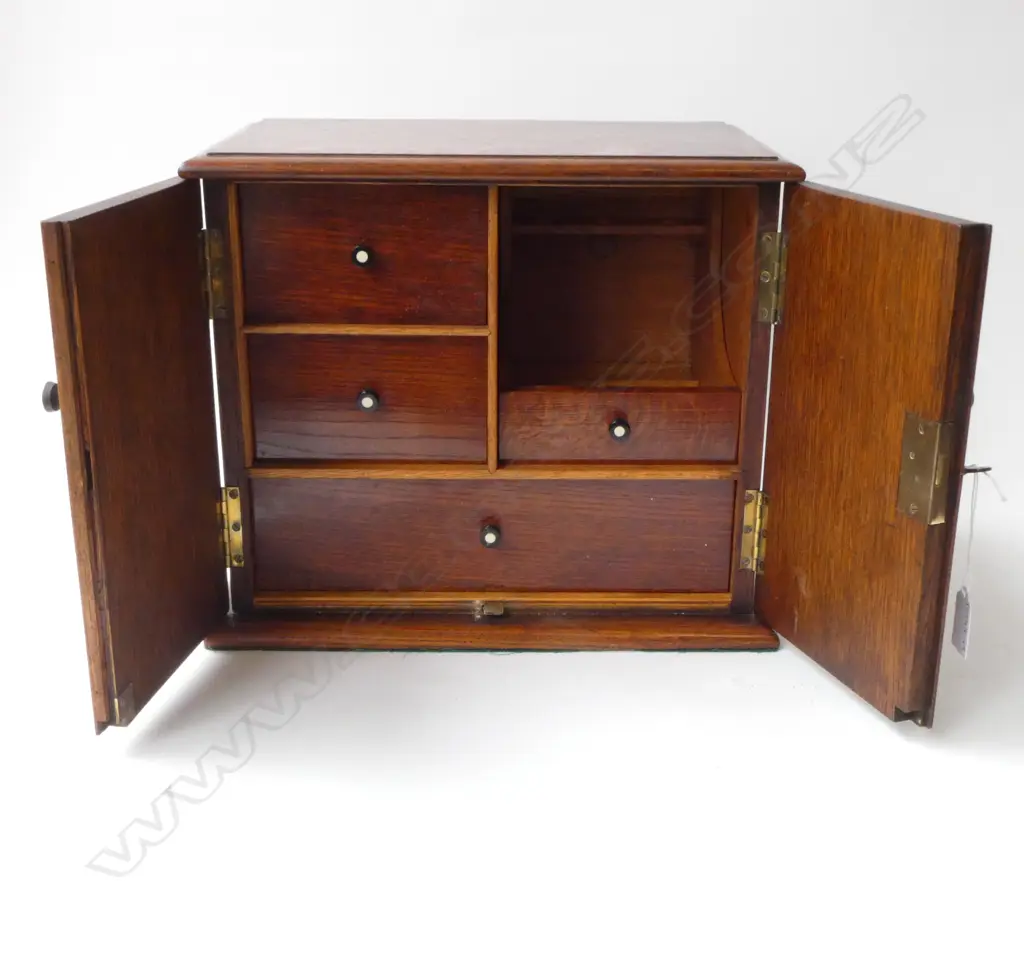 OAK SMOKERS CABINET; UK COAT OF ARMS TO DOORS, 330x220x285mm Image 1++