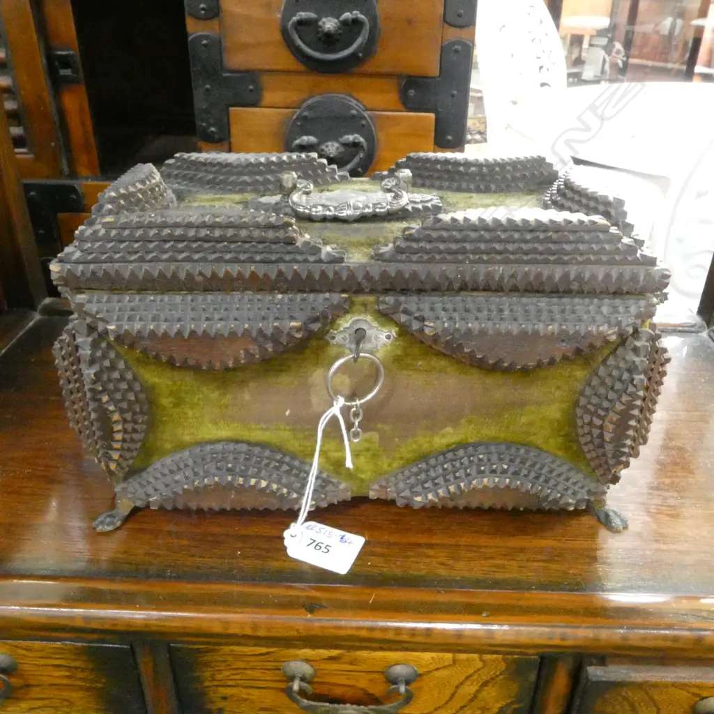 TRAMP ART CARVED BOX w. GREEN VELVET INTERIOR, 270x170x140mm Image 1++