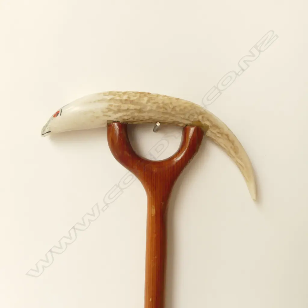WALKING STICK w. CARVED HORN HANDLE, L.890mm Image 1++