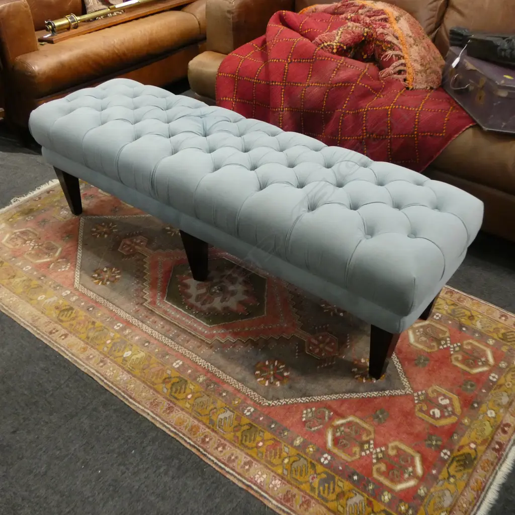 BLUE VELVET BUTTONED OTTOMAN Image 1++