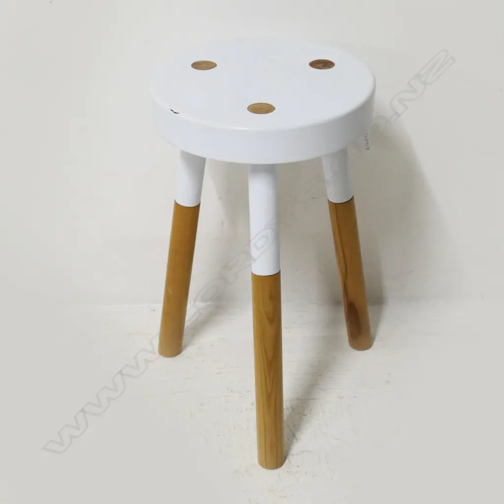 MODERN WHITE METAL STOOL, TIM WEBBER DESIGN H.475mm Image 1++
