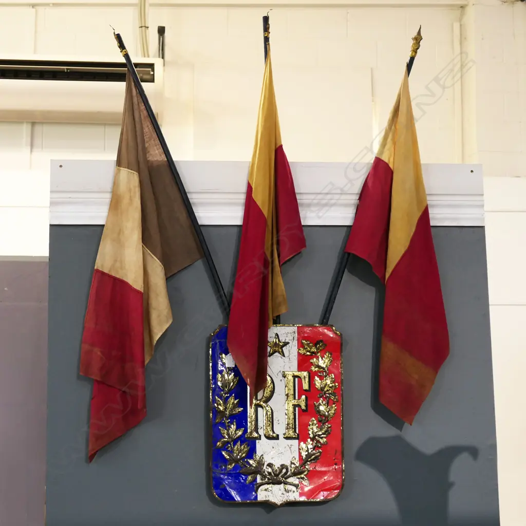 VINTAGE ENAMEL REPUBLIC OF FRANCE SHIELD w. 3 FLAGS Image 1++
