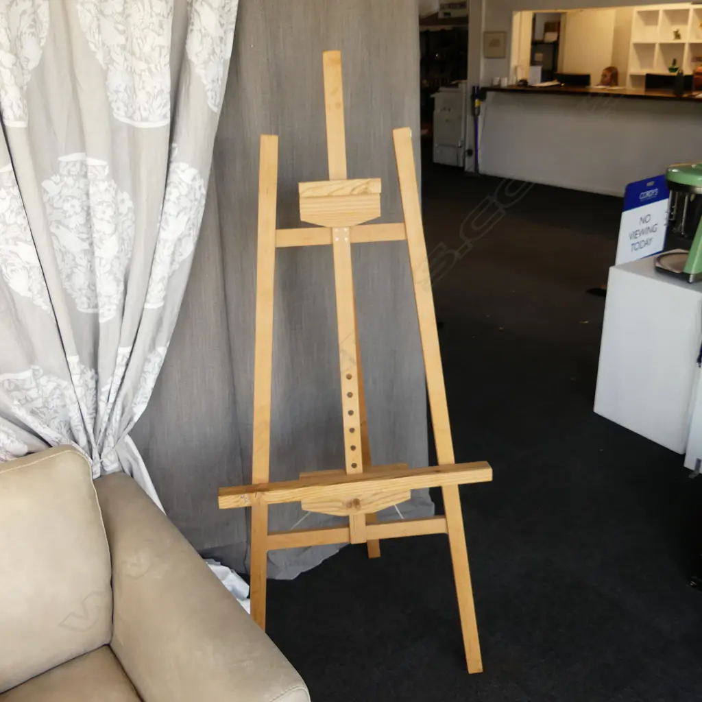 WOODEN EASEL H.1760mm Image 1++
