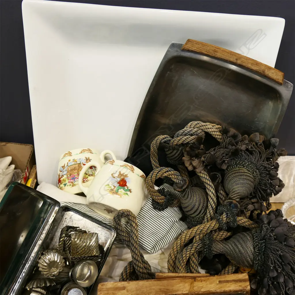 LINEN CLOTHES, 2 BUNNYKINS MUGS, STG SILVER FRAME 60mm dia, ETC Image 1++