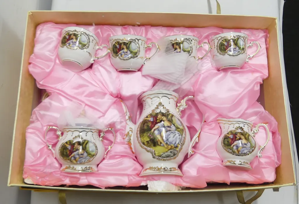 PART TEA SET, CASED (NO SAUCERS) Image 1++