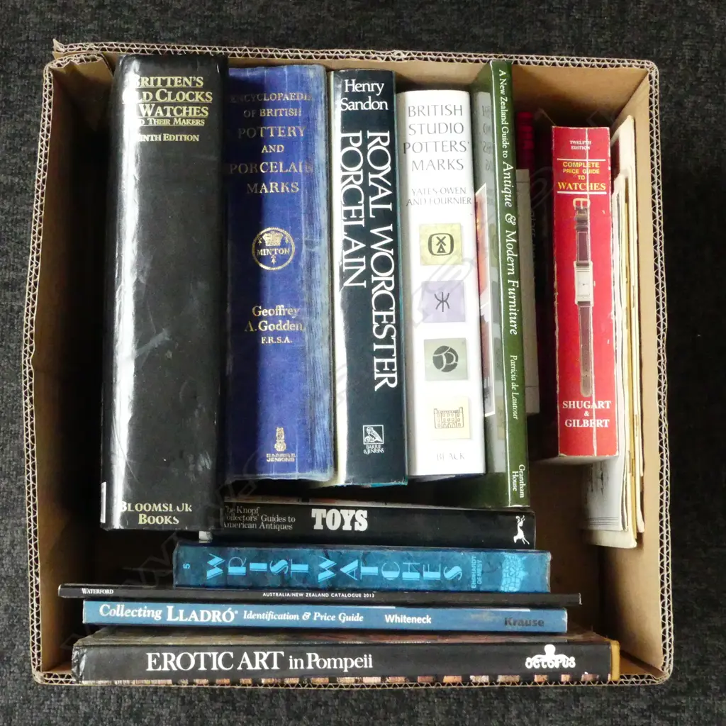 ASST ANTIQUE & COLLECTIBLE REFERENCE BOOKS Image 1++