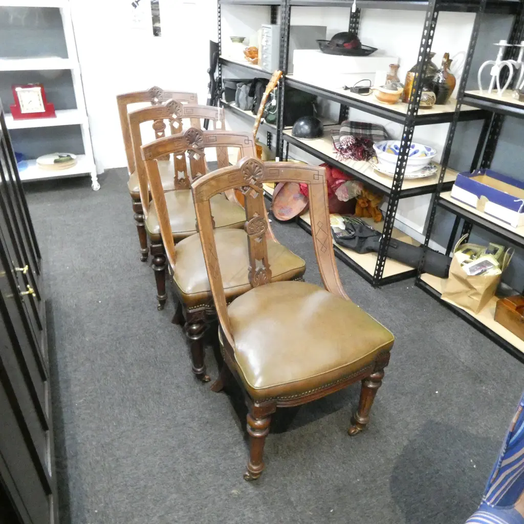 4 ANTIQUE CHAIRS Image 1++