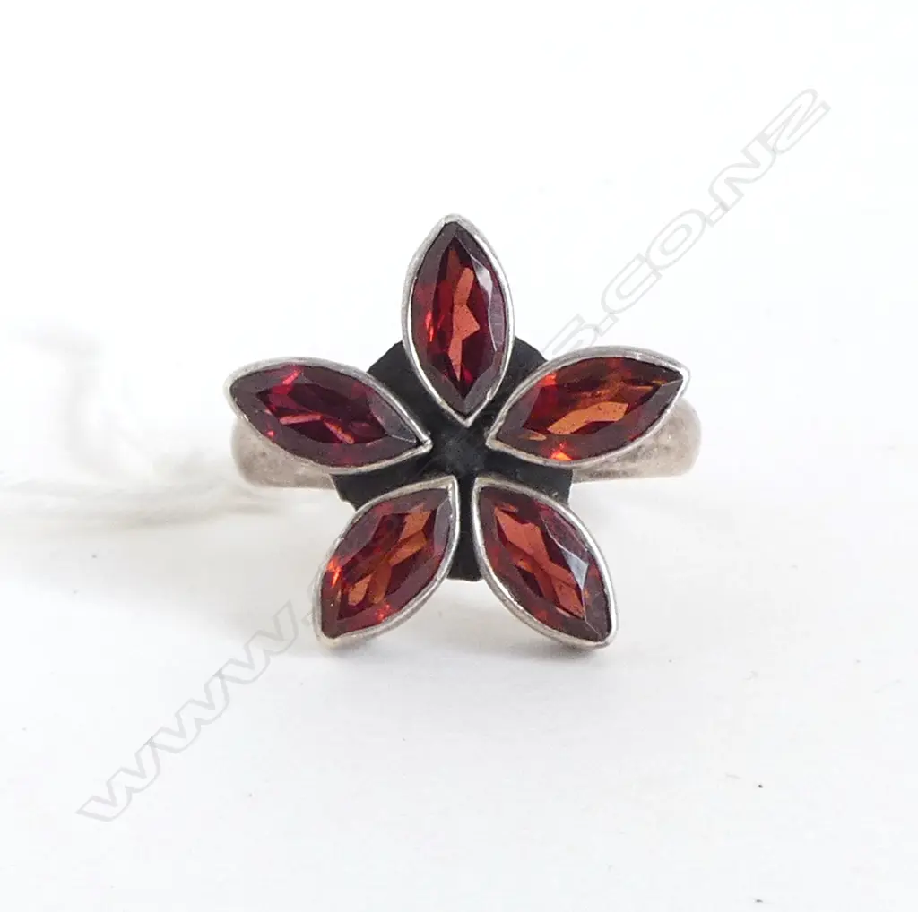 SILVER & GARNET RING 6.2grms SIZE Q Image 1++