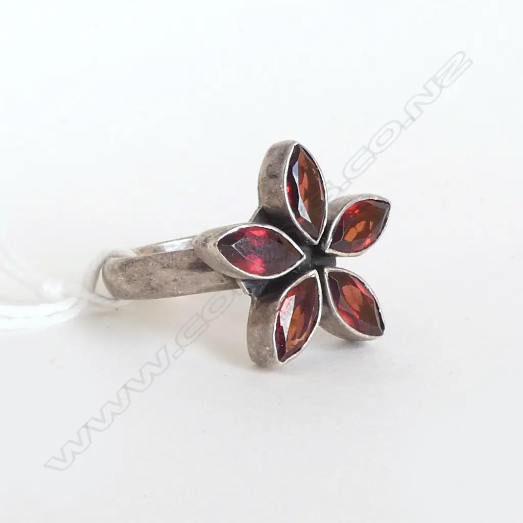 SILVER & GARNET RING 6.2grms SIZE Q Image 1++