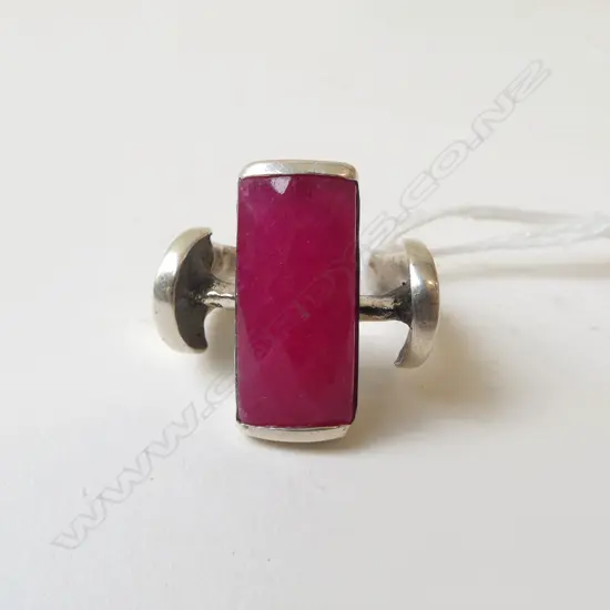 SILVER & RED RUBY? COCKTAIL RING 11.2grms SIZE R